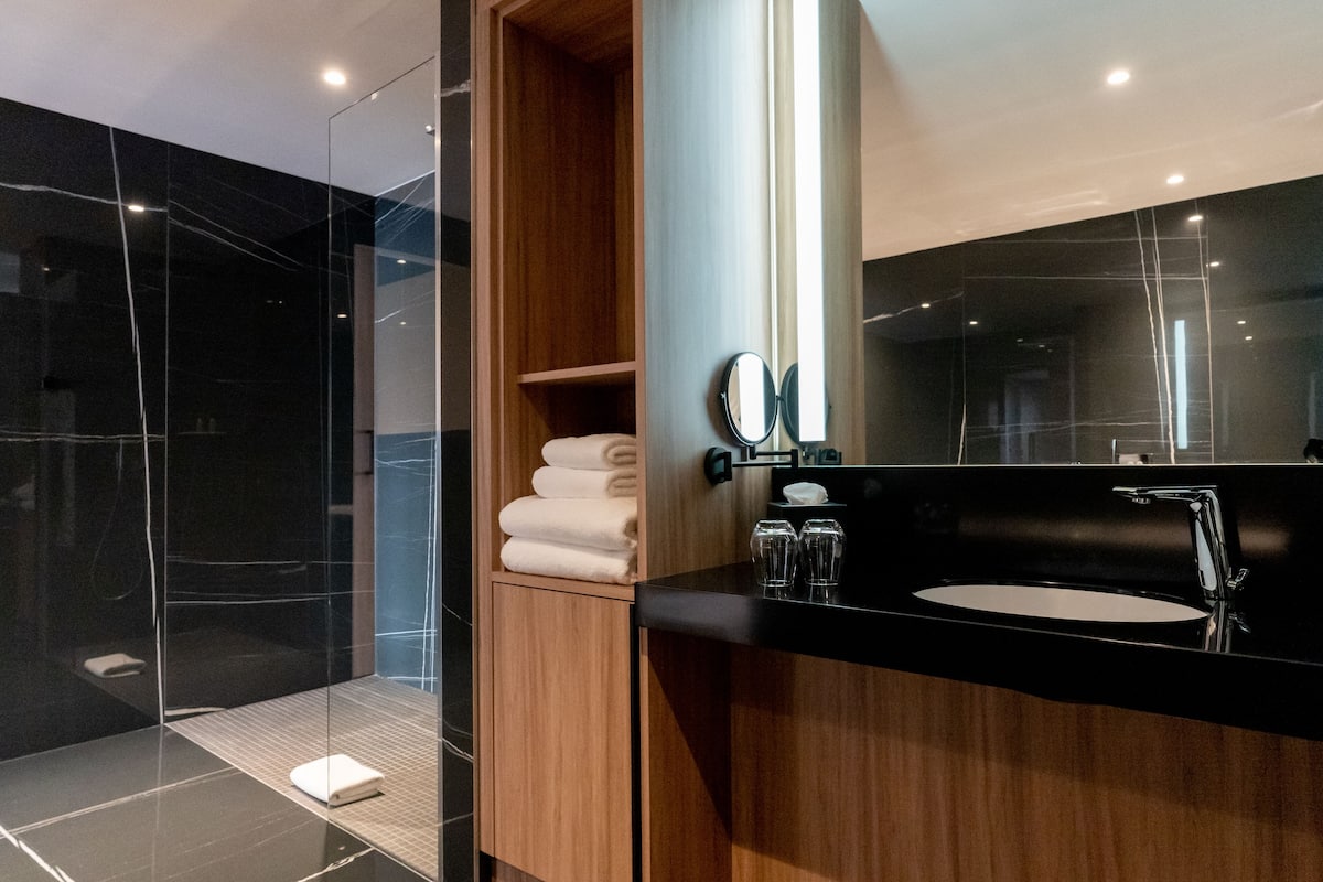 chambre prestige pmr (le cube) | bathroom | hair dryer, bathrobes, slippers, towels