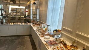 A buffet setup with various food items and utensils. - Les Trésorières (Tours)