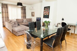 Departamento Deluxe | Área de sala de estar | Televisión de 32 pulgadas con canales digitales 
