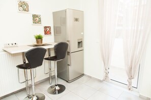 Ψυγείο, φούρνος μικροκυμάτων, φούρνος, μαγειρικές εστίες