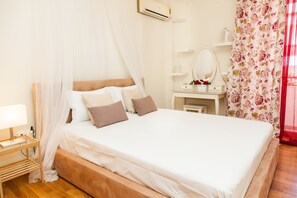 Deluxe Apartment | 3 bedrooms, individually decorated, iron/ironing board, free WiFi - Sifris Apartment in the Heart of Athens (Athens)