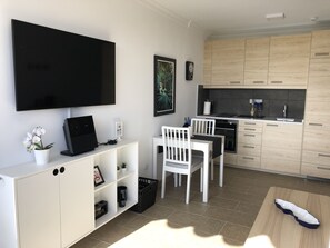 Fridge, oven, stovetop, coffee/tea maker