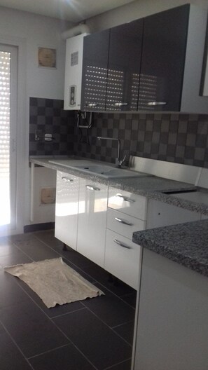 Private kitchen - nice apartment in monte carlo (Hammam Sousse)