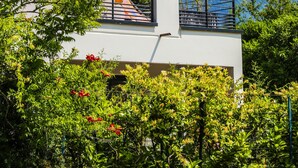 A modern building with a balcony, surrounded by greenery and a mountain view. - A cozy n'est by the lake, the Azur studio (Sévrier)