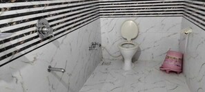 Dusche, kostenlose Toilettenartikel, Handtücher