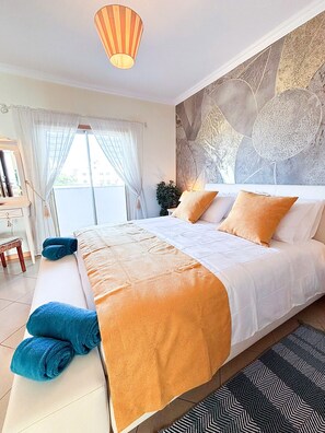 Coffre-fort, fer et planche à repasser, lit de bébé portatif