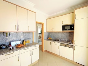 ثلاجة، ميكروويف، فرن، موقد طهي مسطح