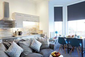 Smart TV, chimenea y oficina