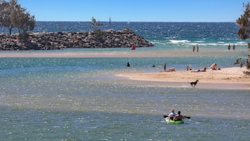 Una spiaggia nelle vicinanze