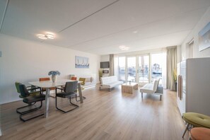 Una televisión, una videoteca