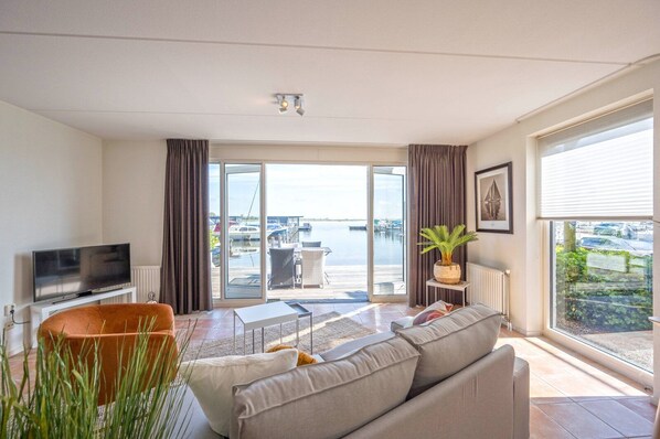 TV, video library - Holiday home with an amazing view! (Uitgeest)