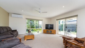 Smart TV, stereo - Woodland Heath Escape (Inverloch)