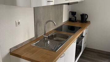 Kühlschrank, Ofen, Herdplatte, Wasserkocher mit Kaffee-/Teezubehör