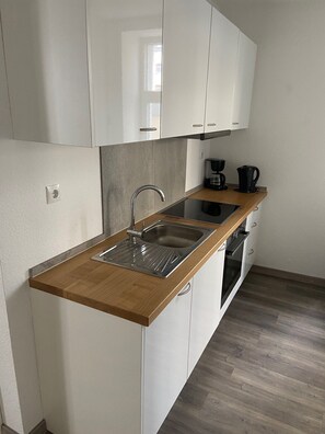 Jääkaappi, uuni, liesi, kahvin-/teenkeitin