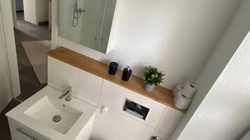 Regadera, secadora de cabello, toallas, jabón