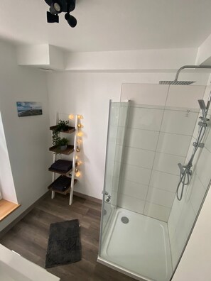 Dusche, Haartrockner, Handtücher, Seife