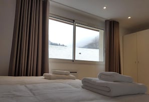 1 dormitorio, tabla de planchar con plancha, wifi gratis y ropa de cama