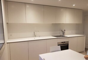 Kühlschrank, Mikrowelle, Ofen, Geschirrspüler