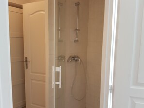 Dusj, hårføner og håndklær