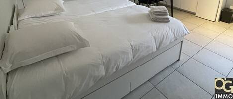 Iron/ironing board, free WiFi, bed sheets