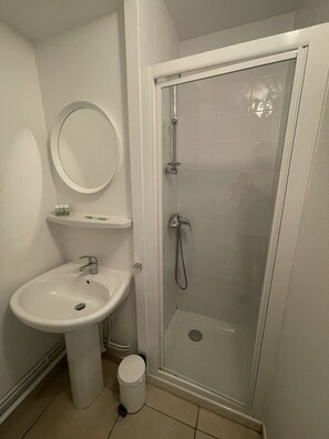 Bruser, hårtørrer, håndklæder