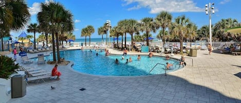 Una piscina techada, una piscina al aire libre