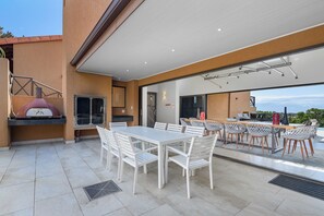 Luxury Villa | Terrace/patio