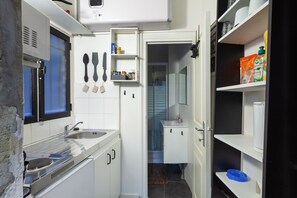 Kjøleskap, mikrobølgeovn, kokeplater og kaffetrakter/tekoker