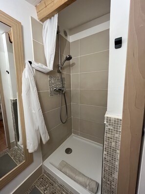 Douche, séchoir à cheveux, papier de toilette