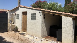 Un petit bâtiment d’un seul étage, doté d’un toit en tuiles, d’une porte en bois et d’un petit porche.