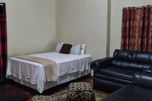 3 bedrooms, free WiFi, bed sheets - 3-bed House Sleeps 6 With Mountain Views (Ocho Rios)
