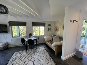 Smart TV - Secluded Lodge at the top of the garden. Free Parking, Dog Friendly £20 per pet (Brighton)