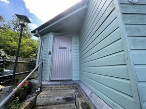 Exterior detail - Secluded Lodge at the top of the garden. Free Parking, Dog Friendly £20 per pet (Brighton)