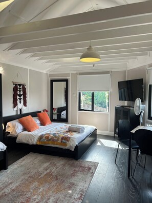 Room - Secluded Lodge at the top of the garden. Free Parking, Dog Friendly £20 per pet (Brighton)