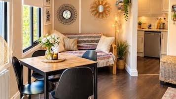 Un intérieur moderne comprenant un coin repas, un canapé et une cuisine.