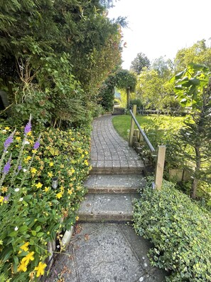 Property grounds - Secluded Lodge at the top of the garden. Free Parking, Dog Friendly £20 per pet (Brighton)