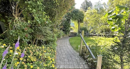 Secluded Lodge at the top of the garden. Free Parking, Dog Friendly £20 per pet