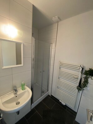 Haartrockner, Handtücher, Seife, Toilettenpapier