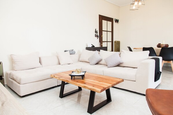 تلفزيون بحجم 32-بوصة يعرض قنوات تلفزيونية رقمية