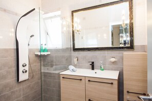 シャワー、ヘアドライヤー、タオル