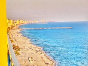 Sur la plage, chaise longue