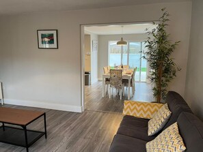 Smart-tv, bordsfotboll och en stereo