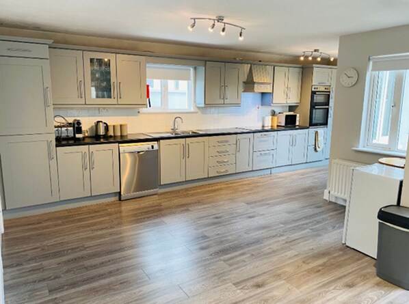 ثلاجة، ميكروويف، فرن، غسالة أطباق