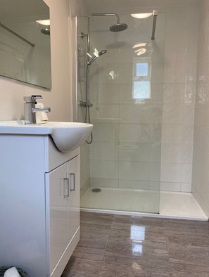 Shower, hair dryer, towels - Bay Area House is a perfect base to tour Connemara (Spiddal)