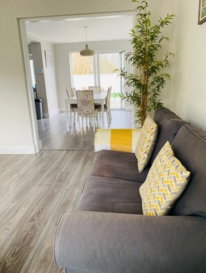 Smart-tv, bordsfotboll och en stereo