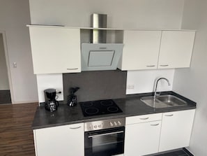 Kühlschrank, Ofen, Herdplatte, Wasserkocher mit Kaffee-/Teezubehör