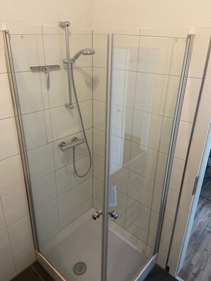 Dusche, Haartrockner, Handtücher, Seife