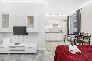 Espacio para trabajar con laptop y cortinas blackout 