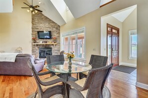 Dining - Beautiful townhome close to skiing provides easy access year-round! (Canaan Valley)