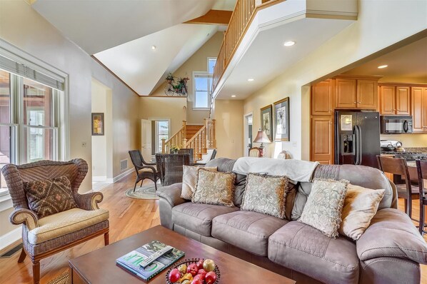 Smart TV, fireplace, DVD player - Beautiful townhome close to skiing provides easy access year-round! (Canaan Valley)